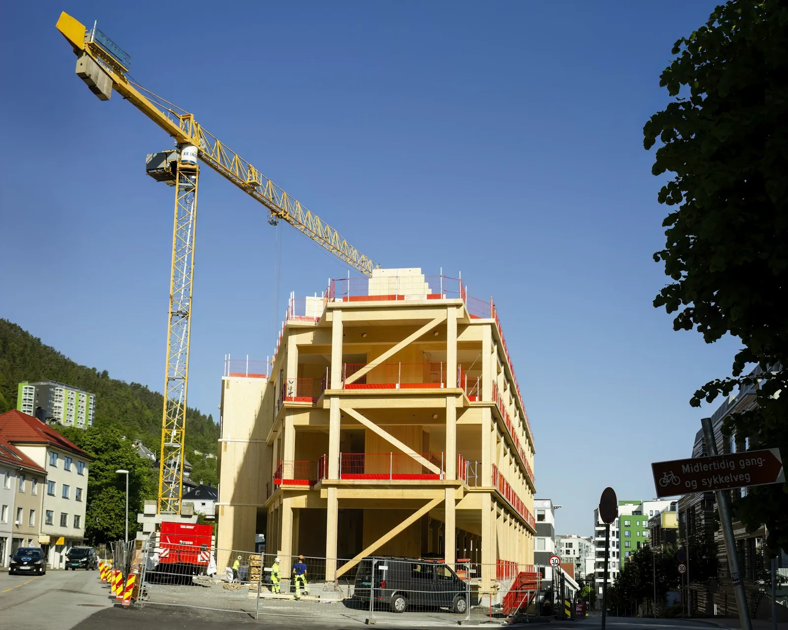 Edificio en construcción con grúa torre